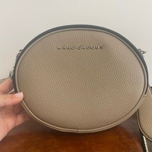 Marc Jacobs S/M crossbody in Taupe, almost like new